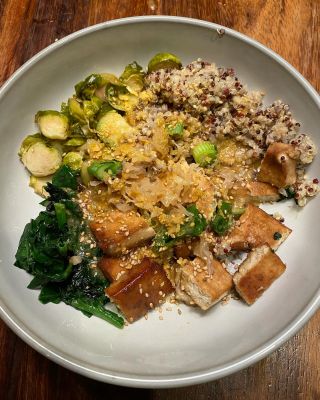 Love this Buddha bowl with miso dressing  recipe from @dr.mindypelz #eatlikeagirl